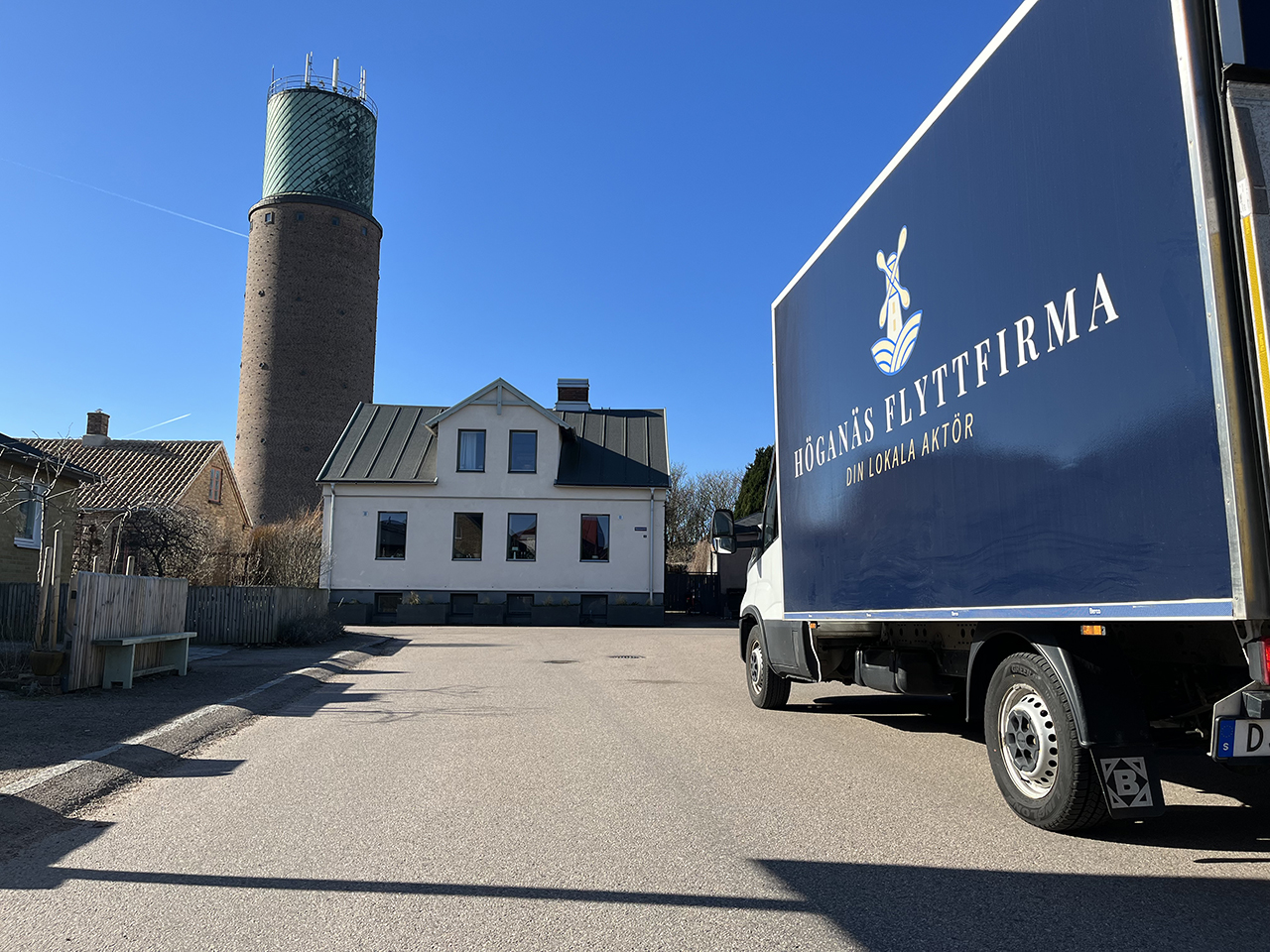 Upptäck fördelarna med att välja Höganäs Flyttfirma, din lokala aktör för flyttjänster i Höganäs och Kullabygden.